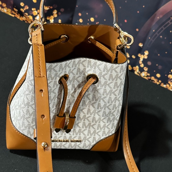 Michael Kors Mercer Gallery XS Convertible Bucket MK - Picture 6 of 11